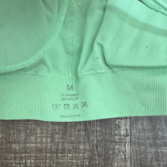 NVGTN Pistachio Invincible Seamless Sports Bra Size Medium - Picture 3 of 5
